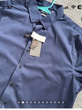 Van Heusen NWTs Stretch Wrinkle Free Never Tuck Length, Slim Fit Size XXL.
Blue